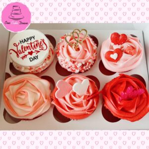 6 x Valentines Day themed cupcakes.